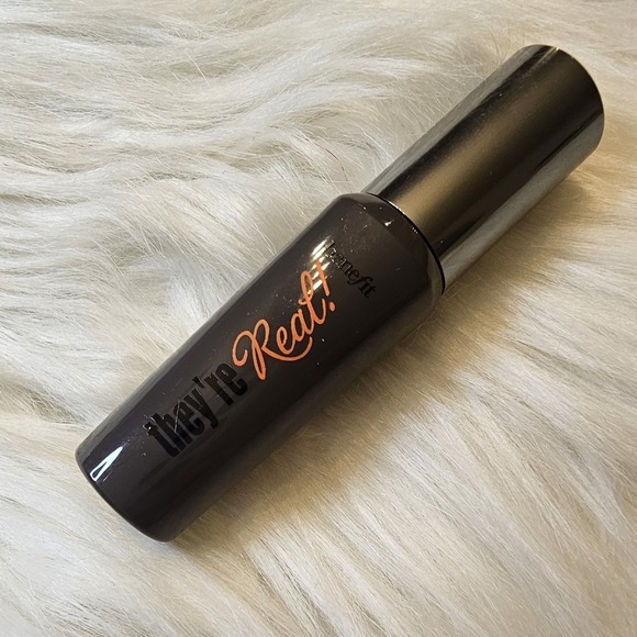Benefit Mini Mascara- Black .14oz - Picture 3 of 4